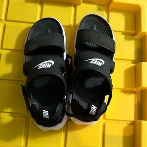 Fun barely worn Sandals